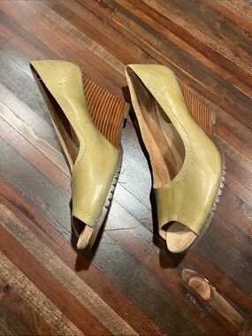 Aerosols olive green wedges size 10